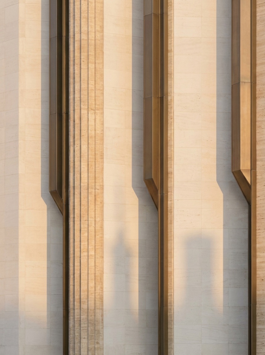 Architettura in travertino e bronzo